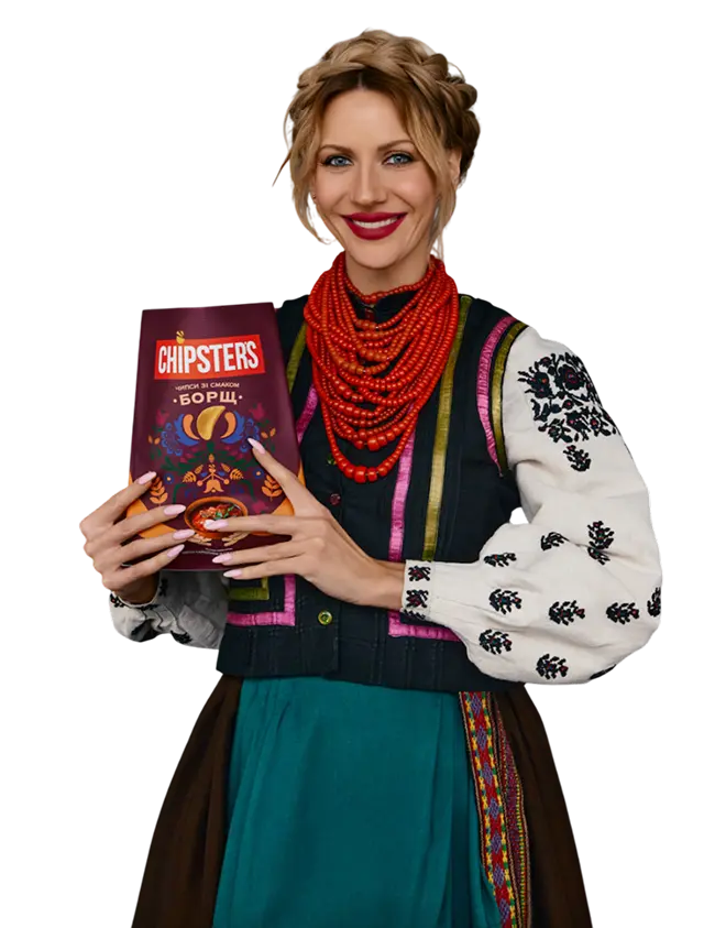 Дівчина Леся посміхається тримає в руках одну пачку чипсів