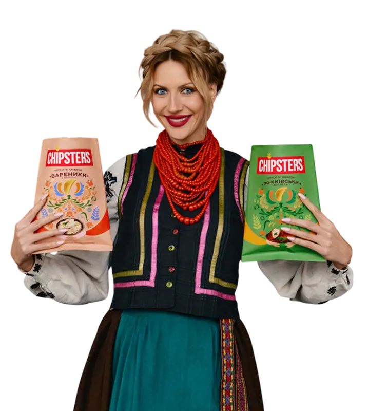 Дівчина Леся посміхається тримає в руках дві пачки чипсів